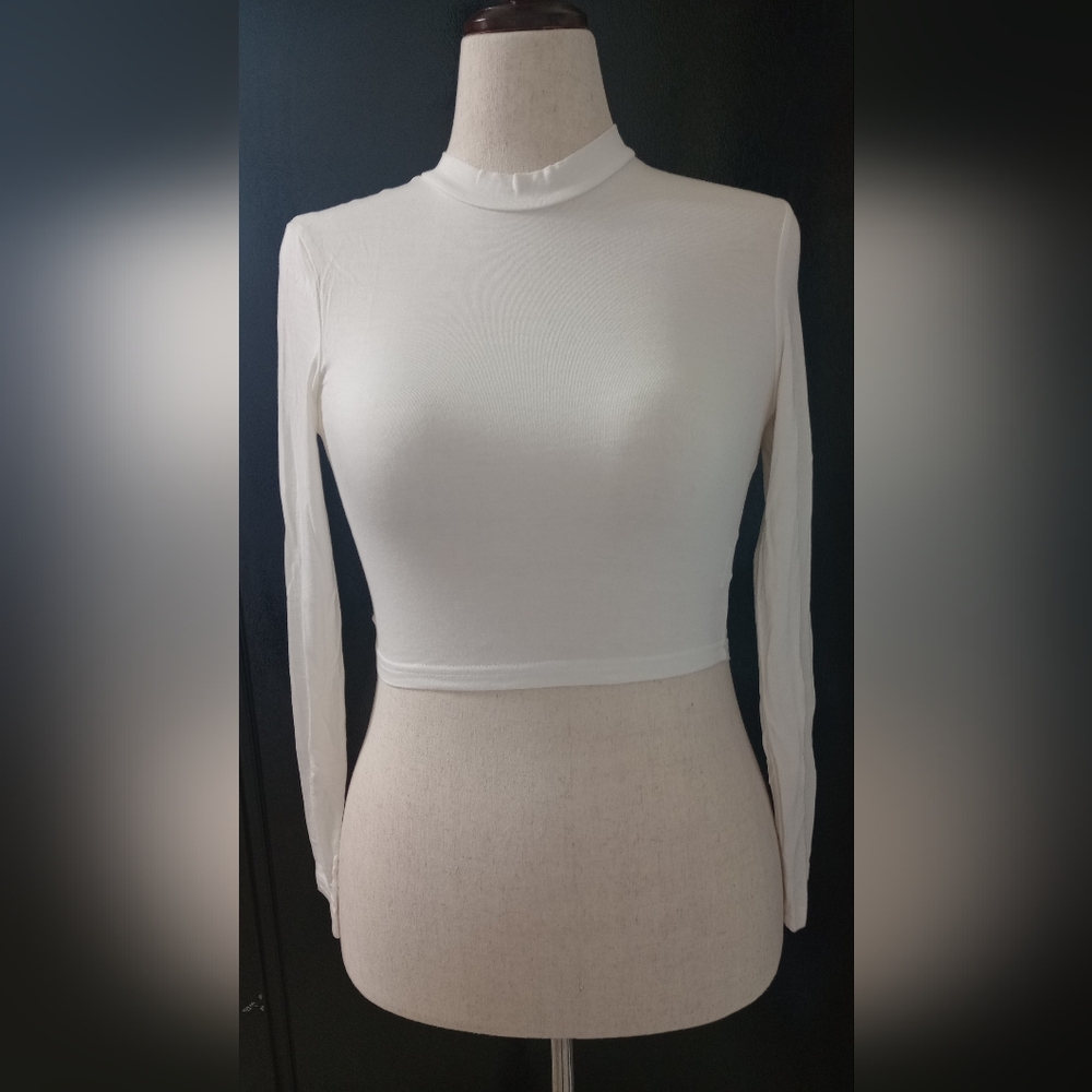 Shein- Bundle X2 -1Black And 1 White Long Sleeve Crop Top